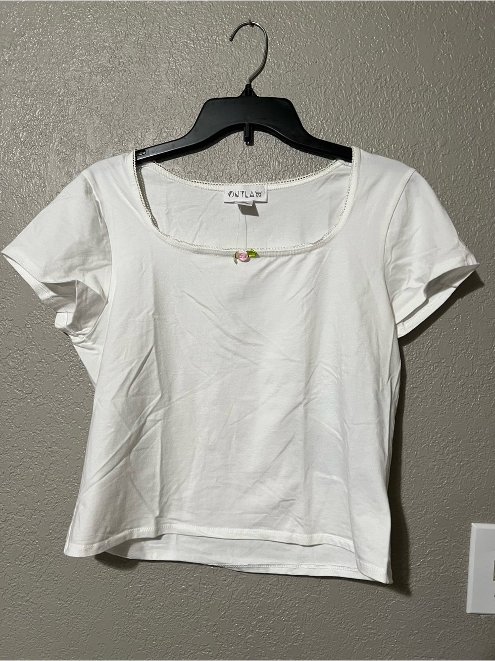 Outlaw White Scoop-Neck Short Sleeve Crop Top